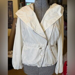 BCBSMaxAzria White Hooded Rain Jacket with asymmetrical zip, NWT Brand New L